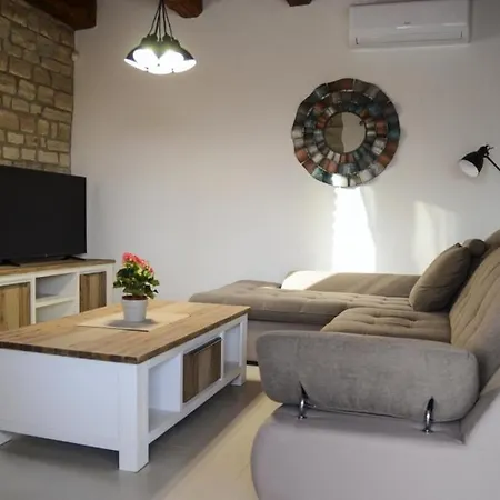 펜션 House In With Terrace, Air Conditioning, Wifi, Washing Machine Svetvinčenat