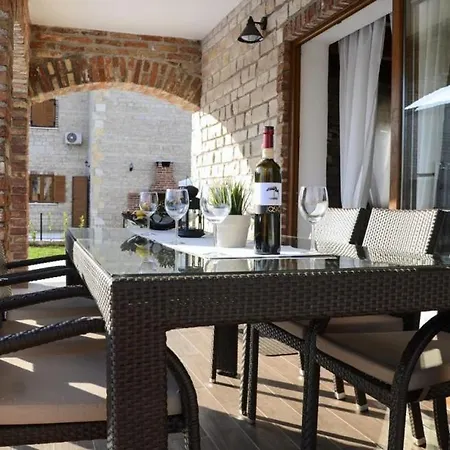 House In With Terrace, Air Conditioning, Wifi, Washing Machine * Svetvinčenat