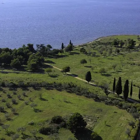 House In With Terrace, Air Conditioning, Wifi, Washing Machine